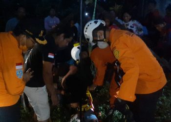 Dramatis, Proses Evakuasi SAR Manado Terhadap Pria Mabuk Panjat Tower PLN