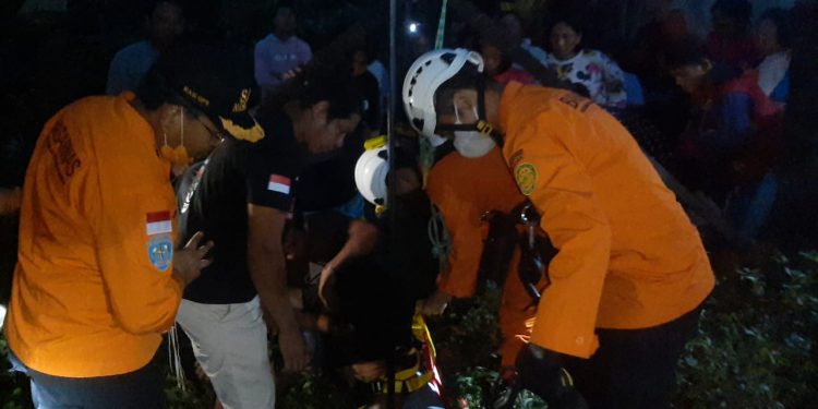 Dramatis, Proses Evakuasi SAR Manado Terhadap Pria Mabuk Panjat Tower PLN