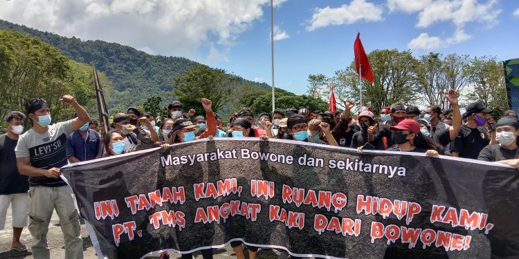 Masyarakat terdampak yang juga turun menyuarakan penolakan PT. TMS (Rendy/Barta1)