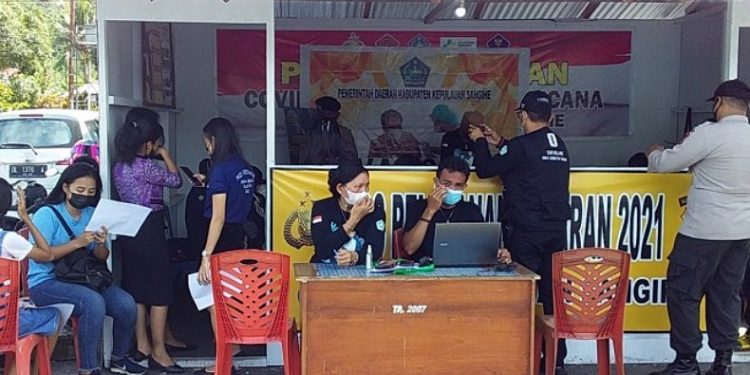 Pelaksanaan vaksinasi di tempat umum di Kabupaten kepulauan Sangihe. (Istimewa)