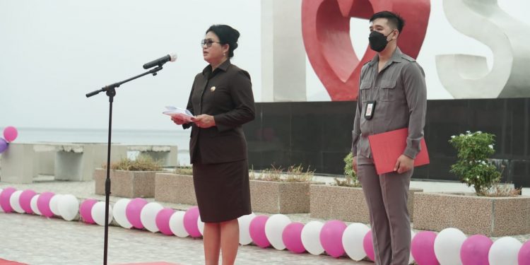 Bupati Sitaro, Evangelian Sasingen jadi irup dalam HUT PGRI dan HGN.(Foto:ist)