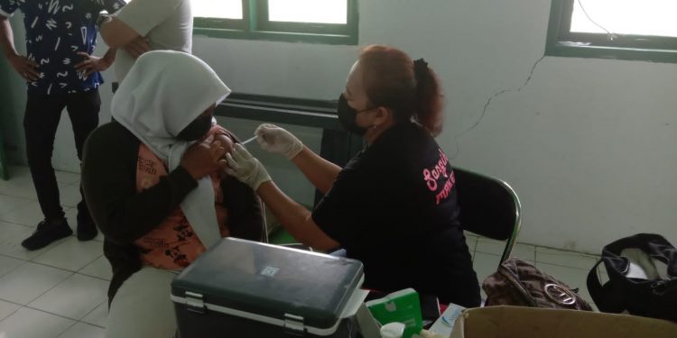 Salah satu siswi Siswa MTsN 1 Sangihe sedang divaksinasi (foto:Rendy/Barta1)