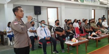 Kapolres Sangihe AKBP Tony Budhi Susetyo SIK saat memberikan sambutan pada pembukaan turnamen Volly Kapolda Sulut Cup dan Kapolres Sangihe Cup. (Foto: Rendy/Barta1)