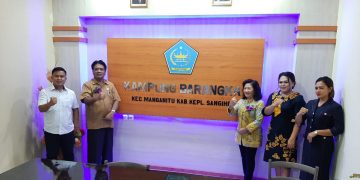 Bupati Kepulauan Sangihe, Jabes Ezar Gaghana dan Ketua TP-PKK Sangihe Hermin Ririswati Gaghana Katamsi didampingi Kapitalaung Kampung Barangka dan Camat Manganitu, Julian Pesik bersama istri. (Istimewa)