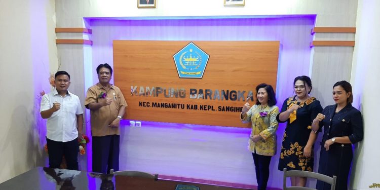Bupati Kepulauan Sangihe, Jabes Ezar Gaghana dan Ketua TP-PKK Sangihe Hermin Ririswati Gaghana Katamsi didampingi Kapitalaung Kampung Barangka dan Camat Manganitu, Julian Pesik bersama istri. (Istimewa)