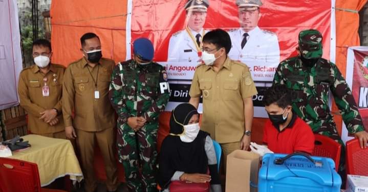 Jajaran Pemerintah Kota Manado meninjau salah satu lokasi vaksinasi belum lama ini