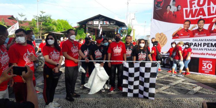 PDIP Manado Jalan Sehat dan Angkat Sampah
