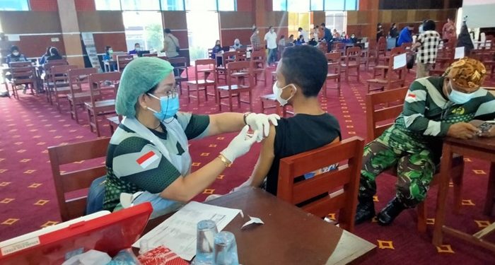 Pelaksanaan vaksinasi di lingkungan kampus di Manado. (foto: Meikel/Barta1)