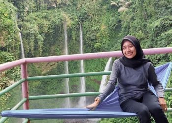 Pengunjung Wisata Air Terjun Takaan Telu Asal Kendari. (foto: Meikel/Barta1)