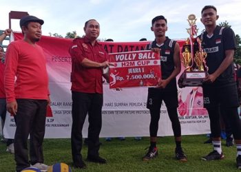 Tenaga ahli anggota DPR-RI Hj. Herson Mayulu, S.IP, Widdy Mokoginta, S.IP saat memberikan hadiah kepada pemenang Volly Ball H2M Cup.