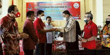 Olly Dondokamber selaku Ketua FK PKB PGI menyerahkan Palu Sidang kepada Wakil Ketua FK PKB PGI, (Pnt) Jabes Ezar Gaghana. (Istimewa)