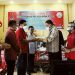 Olly Dondokamber selaku Ketua FK PKB PGI menyerahkan Palu Sidang kepada Wakil Ketua FK PKB PGI, (Pnt) Jabes Ezar Gaghana. (Istimewa)
