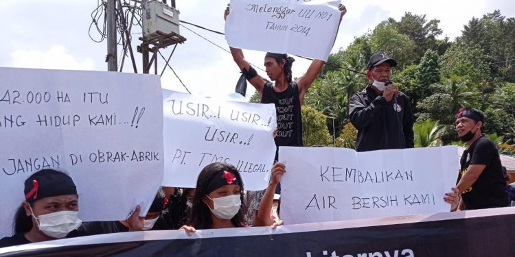 Warga melakukan demonstrasi penolakan PT. TMS di depan Mess PT. TMS di Kampung Bentung Kecamatan Tabukan Selatan (Foto: Rendy/Barta1)