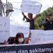 Warga melakukan demonstrasi penolakan PT. TMS di depan Mess PT. TMS di Kampung Bentung Kecamatan Tabukan Selatan (Foto: Rendy/Barta1)