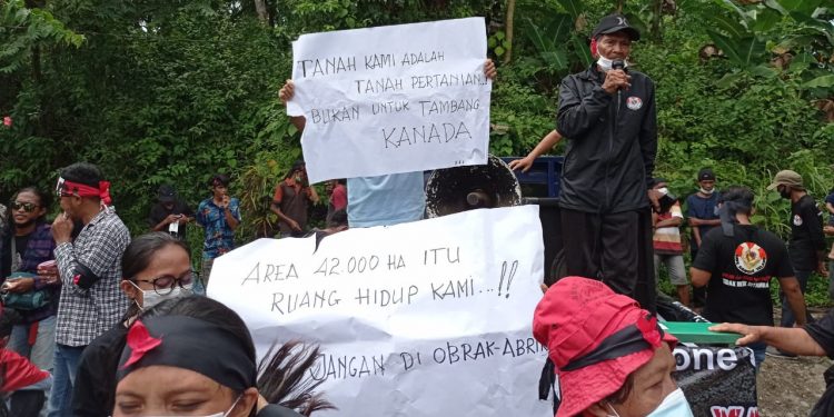 Agustinus Mananohas (76) melakukan orasi di depan Base Came PT. TMS di Kampung Bowone (Foto : Rendy Saselah/Barta1)