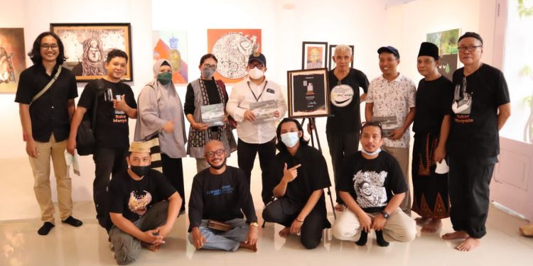 Para Perupa dalam giat pameran seni “Bakar Manyala” di Riden Baruadi Gallery, di jalan Raja Eyato, Kelurahan Limba-B, Kota Selatan, Kota Gorontalo. (Istimewa)