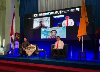 Prof.Dr.Ir.Frans Gruber Ijong, Msc, sedang memandu seminar nasional bersama perwakilan pemerintah Kabupaten Kepulauan Sangihe yang diwakili Kepala Bapelitbang F. P. Gaghaube, M.Si. (Foto : Stenly Takarendehang)