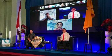 Prof.Dr.Ir.Frans Gruber Ijong, Msc, sedang memandu seminar nasional bersama perwakilan pemerintah Kabupaten Kepulauan Sangihe yang diwakili Kepala Bapelitbang F. P. Gaghaube, M.Si. (Foto : Stenly Takarendehang)