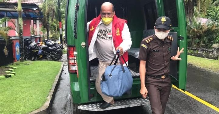Foto : NB alias Nader saat digiiring ke Lembaga Pemasyarakatan (Lapas) Enemawira, Kecamata Tabukan Utara. (Istimewa)