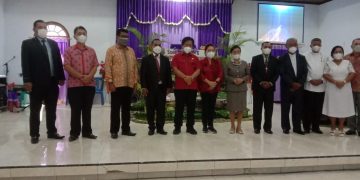 Foto bersama dengan KetuSidang Raya KGMPI Ke-X di Jemaat Moria Menggawa (Foto: Istimewa)