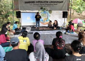 Aktivis lingkungan Jull Takaliuang sedang menyampaikan materi di Jambore Jurnalistik Lingkungan yang diselenggarakan oleh SIEJ Simpul Sulut (Istimewa)