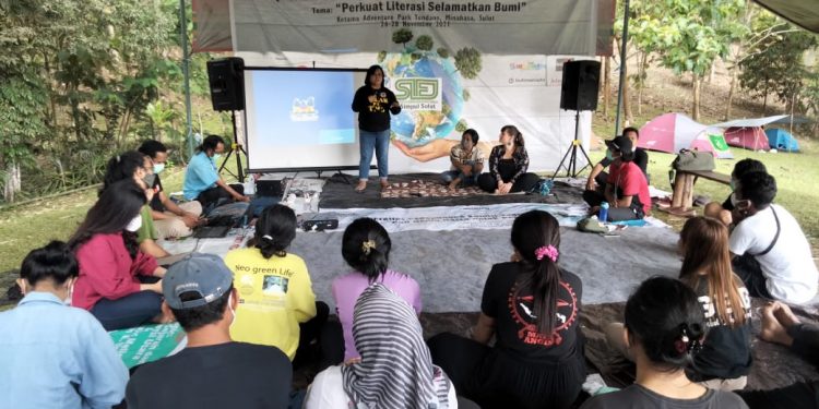 Aktivis lingkungan Jull Takaliuang sedang menyampaikan materi di Jambore Jurnalistik Lingkungan yang diselenggarakan oleh SIEJ Simpul Sulut (Istimewa)