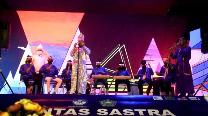 Penampilan grup musik Oli Manumpitaeng Manganitu (Foto: Rendy/Barta1)