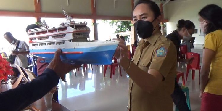 Kadis Pariwisata Kab. Kepl. Sangihe Femmy Montang mengamati hasil karya pengrajin Kriya di Sangihe (Foto: Rendy/Barta1)