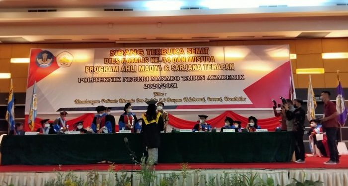 Suasana wisuda yang digelar Politeknik Negeri Manado.