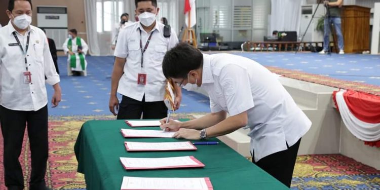 Ambil Sumpah dan Janji PNS, Andrei Angouw Ingatkan Kerja Untuk Masyarakat