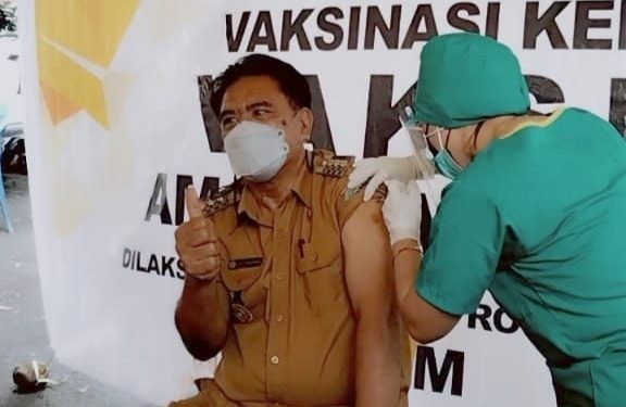 Bupati Sangihe Jabes Ezar Gaghana saat menerima Vaksinasi (Foto: Rendy/Barta1)