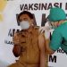 Bupati Sangihe Jabes Ezar Gaghana saat menerima Vaksinasi (Foto: Rendy/Barta1)