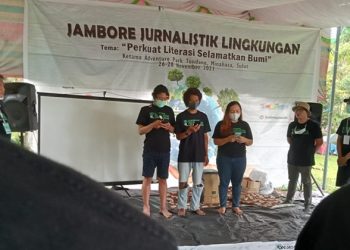 SIEJ Simpul Sulut mendeklarasikan Jurnalsi Peduli Sumber Daya Air di hadapan peserta Jambore Jurnalistik Lingkungan di Ketama Adventure Park Tondano, Minggu 28 November 2021. (foto: dok denny taroreh)
