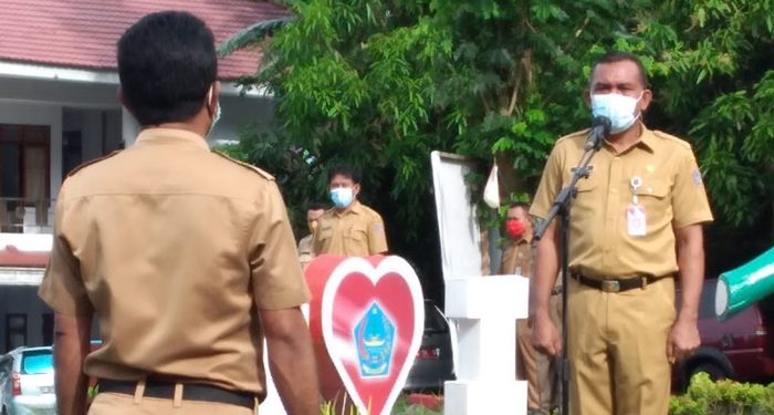 Kadis Kominfo Saat memimpin apel pagi. (Foto:Stenly/barta1)