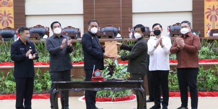 Suasana Rapat paripurna dengan 2 agenda antara legislatif dan eksekutif di DPRD Sulut