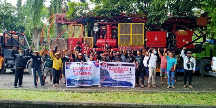 Alat berat PT. Tambang Mas Sangihe (TMS) di Pelabuhan Feri Pananaru Diboikot oleh masyarakat Sangihe (Foto: Istimewa)