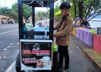 Penjual minuman tradisional Suka Bumi (Foto: Meikel/Barta1)