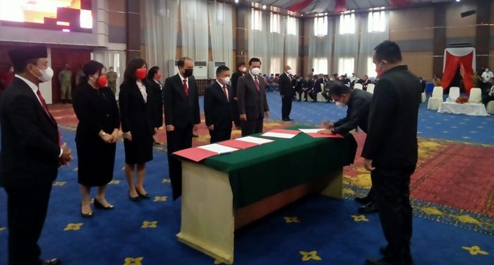 Suasana pelantikan pejabat eselon II oleh wakil walikota manado. (foto: randy/barta1)