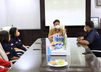 Pertemuan Walikota Manado dan jajaran BEM Nusantara berlangsung penuh keakraban. (foto-foto: istimewa)