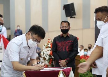 Walikota Manado menerima dana hibah dalam rakor dengan pemerintah daerah lainnya. (foto-foto: istimewa)