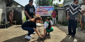 Irwan Hasan dan istri Novita Lidya Hasan saat pencanangan program Bedah Rumah di Mala, Talaud (Foto: Poros Baru)