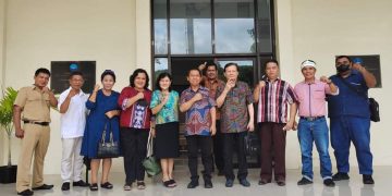 Foto : Beberapa dari solidaritas Save Sangihe Island (SSI) bersama pimpinan Sinode GMIST beserta beberapa tokoh agama Kristen (Foto: doc/SSI)