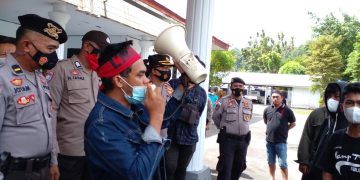Salah satu peserta aksi melakukan orasi di depan Gedung DPRD Kabupaten Kepulauan Sangihe (Foto: Istimewa)