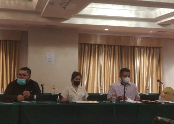 Foto : Perwakilan PT. TMS, Boyke Richal Paparang, Jenny Polii, Jiriel Kumajas saat memberikan sosialisasi yang kemudian mendapat penolakan. (Foto : Istimewa)