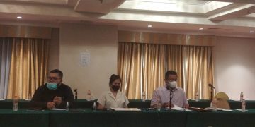 Foto : Perwakilan PT. TMS, Boyke Richal Paparang, Jenny Polii, Jiriel Kumajas saat memberikan sosialisasi yang kemudian mendapat penolakan. (Foto : Istimewa)