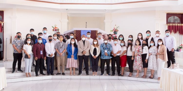 Foto : Panitia Paskah GAMKI Sulawesi Utara Tahun 2022 bersama Sekretaris Umum (Sekum) Persatuan Gereja-gereja di Indonesia (PGI) Pdt. Jacklavyn Frits Manuputty (Istimewa)