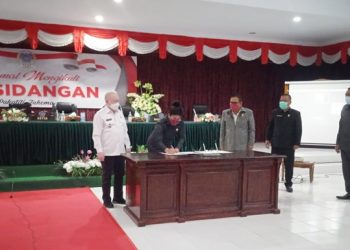 Penandatangan persetujuan bersama Ranperda pengelolaan keuangan daerah menjadi Perda. (Foto: Stenly/barta1)