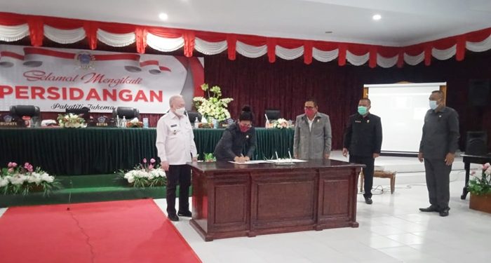 Penandatangan persetujuan bersama Ranperda pengelolaan keuangan daerah menjadi Perda. (Foto: Stenly/barta1)