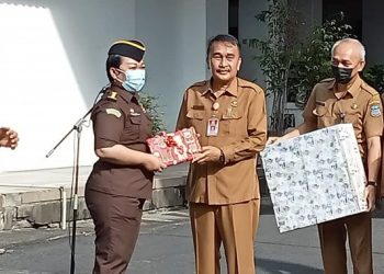 Perpisahan dengan Kabag Humas pemkot Manado Budi Yanti Putri oleh Sekkot Manado Micler Lakat (foto:istimewa)