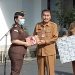 Perpisahan dengan Kabag Humas pemkot Manado Budi Yanti Putri oleh Sekkot Manado Micler Lakat (foto:istimewa)